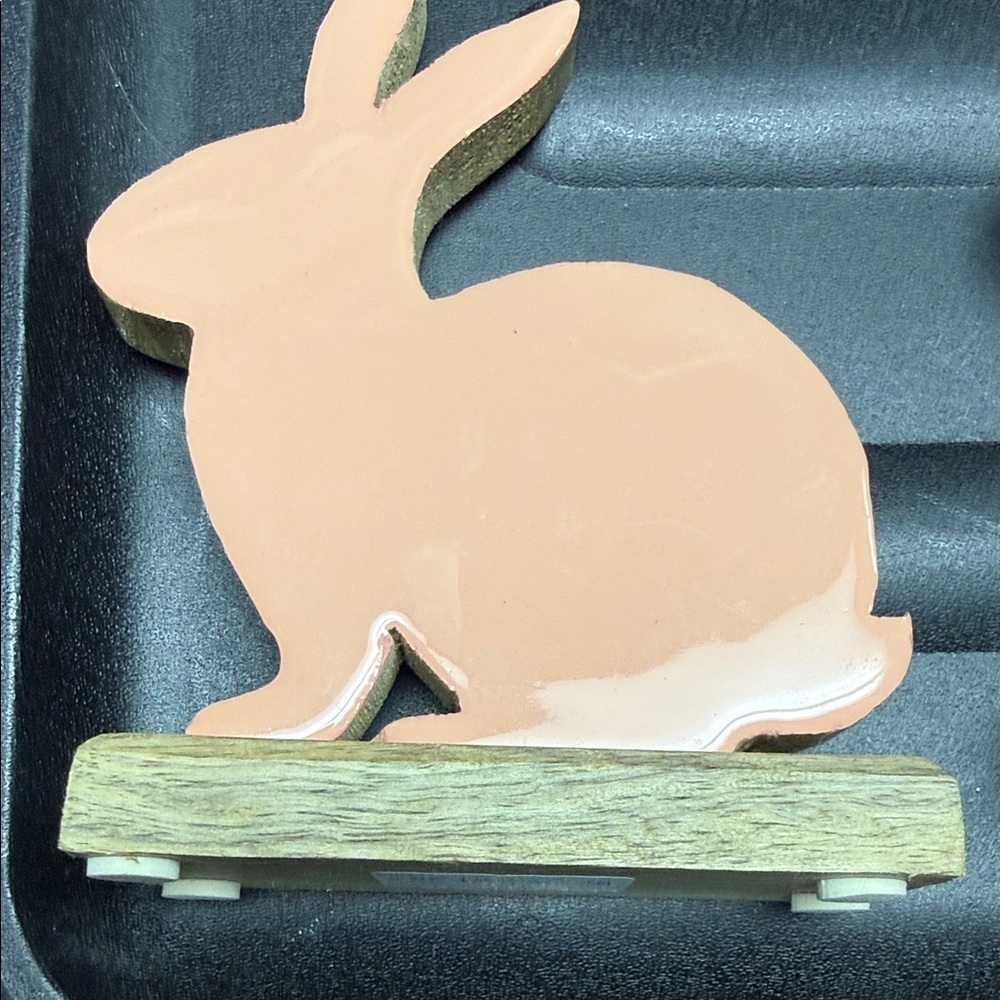 Nwt coral mangle, wood carved bunny T8